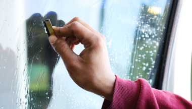 Jak odstranit zbytky lepidla z různých povrchů? Jak odstranit zbytky lepidla z různých povrchů?