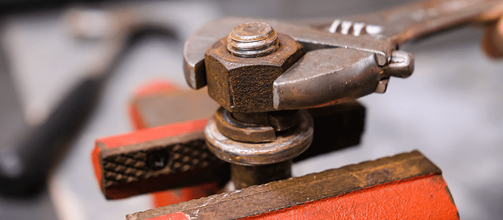 Jak uvolnit zarezlý šroub? Osvědčené metody, které fungují